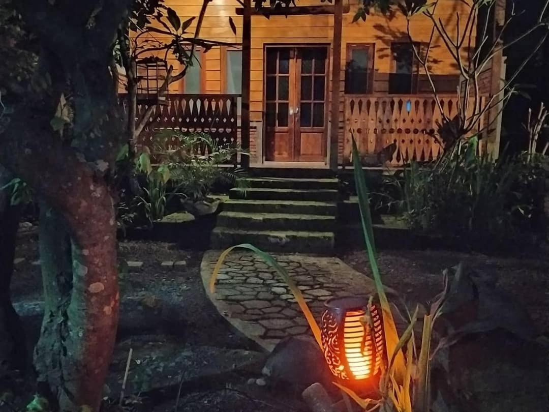 Bata Merah Homestay Banyuwangi  Kültér fotó